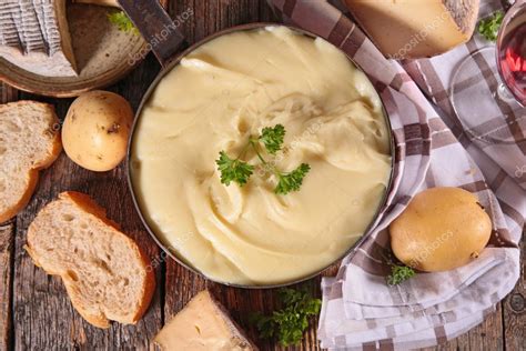   Aligot: Een romige aardappel-kaasfondue die je hart (en maag) zal veroveren!