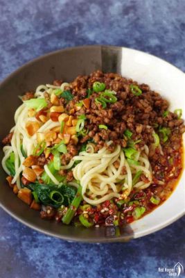  Dan Dan Mian: Een romig en pittig Sichuan gerecht dat je smaakpapillen zal verrassen!