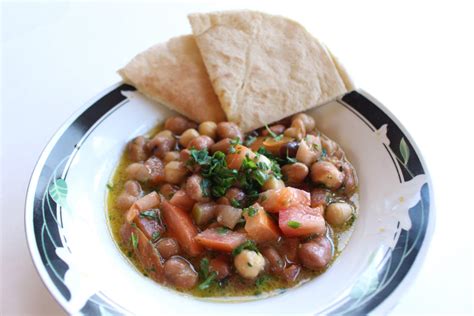  Ful Medames: Een romige bonensalade vol exotische kruiden en een vleugje citroensfrisheid!