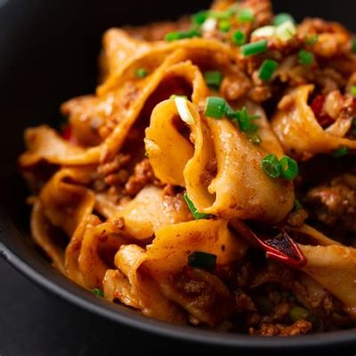  Hand-Pulled Noodles met pittige saus: Een onvergetelijke culinaire reis door de straatjes van Jiuquan!