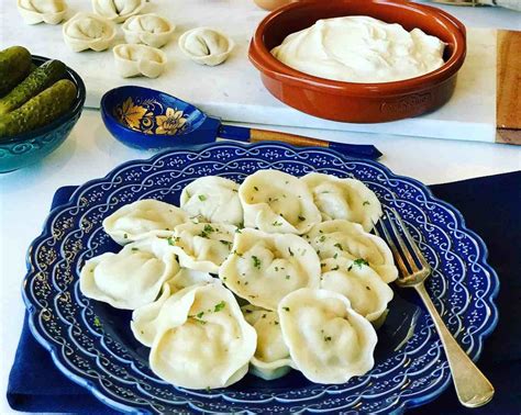  Pelmeni: De perfecte harmonie van sappig gevuld deeg en romige zure room!